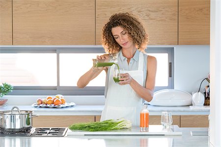 simsearch:6108-08663402,k - Woman pouring vegetable juice into a glass Stockbilder - Premium RF Lizenzfrei, Bildnummer: 6108-08662487