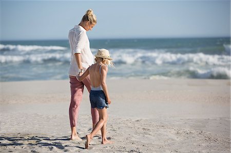 simsearch:6108-08662405,k - Profile of a woman with her daughter walking on the beach Foto de stock - Sin royalties Premium, Código: 6108-08662409