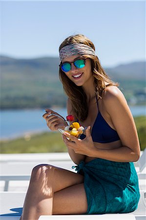 pareo - Happy young woman holding a bowl of fruit salad Foto de stock - Sin royalties Premium, Código: 6108-08662596