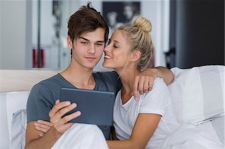 simsearch:6108-06166423,k - Young couple taking a selfie on the bed Fotografie stock - Premium Royalty-Free, Codice: 6108-08662529