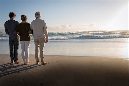 simsearch:696-03397536,k - Family looking at sea on the beach Stock Photo - Premium Royalty-Free, Code: 6108-08662621