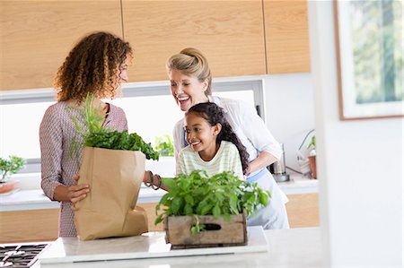 Senior woman with daughter and granddaughter in kitchen Foto de stock - Sin royalties Premium, Código: 6108-08662792