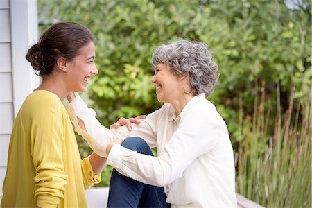 parents, conversation - Happy mother talking with her adult daughter on porch Foto de stock - Sin royalties Premium, Código: 6108-08662722