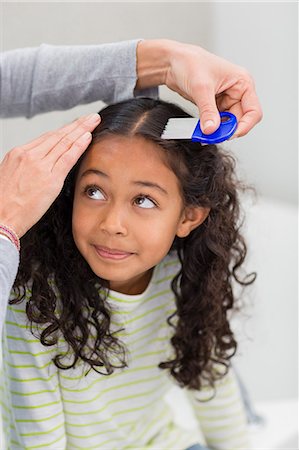 poux - Mother using lice comb on daughter's hair Photographie de stock - Premium Libres de Droits, Code: 6108-08662804