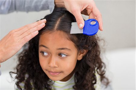 poux - Mother using lice comb on daughter's hair Photographie de stock - Premium Libres de Droits, Code: 6108-08662805