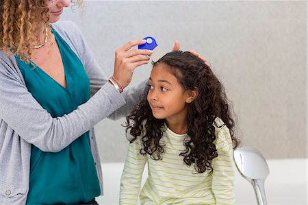 poux - Mother using lice comb on daughter's hair Photographie de stock - Premium Libres de Droits, Code: 6108-08662806
