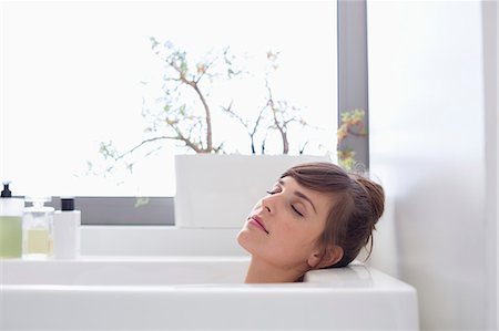 Beautiful woman relaxing in bathtub Foto de stock - Sin royalties Premium, Código: 6108-08662837