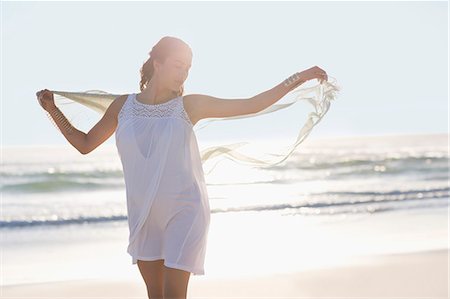 paréo - Attractive young woman enjoying on the beach Photographie de stock - Premium Libres de Droits, Code: 6108-08663038