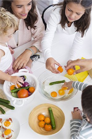 simsearch:614-03818632,k - Happy young family preparing vegetables at home Photographie de stock - Premium Libres de Droits, Code: 6108-08663143