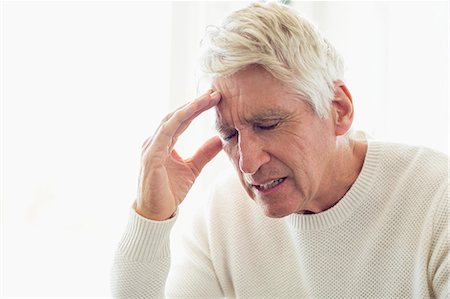 simsearch:6113-06898871,k - Senior man suffering from headache Photographie de stock - Premium Libres de Droits, Code: 6108-08663117
