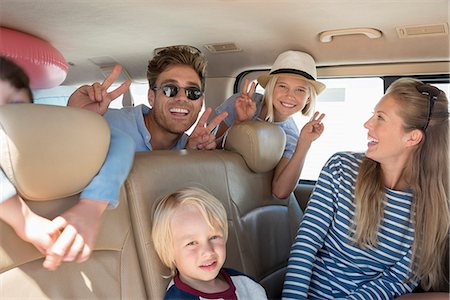 Happy young family in car for vacation Foto de stock - Sin royalties Premium, Código: 6108-08663304