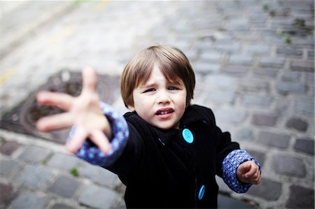 simsearch:632-05401219,k - Little boy with outstretched hand in the street Fotografie stock - Premium Royalty-Free, Codice: 6108-08636842