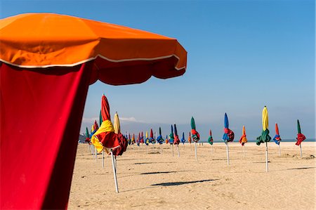 strandschirm - France, Normandy, the beach of Deauville with typical beach umbrellas in many colors Foto de stock - Sin royalties Premium, Código: 6108-08636873