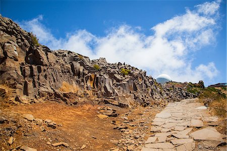 pico island - Madeira Island, Pico do Arieiro, paved path with observatory Foto de stock - Sin royalties Premium, Código: 6108-08636918