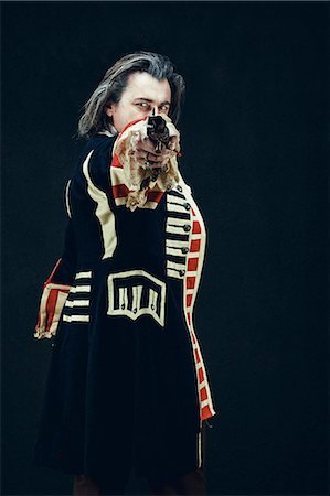 Officer in uniform "dragons", in profile, pointed a rifle towards the objective Photographie de stock - Premium Libres de Droits, Code: 6108-08637275