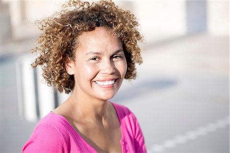 simsearch:6108-08637291,k - Close-up of smiling Malagasy woman Stockbilder - Premium RF Lizenzfrei, Bildnummer: 6108-08637282