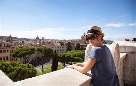 Young woman on the hills above Rome, the goal looks Photographie de stock - Premium Libres de Droits, Code: 6108-08637211