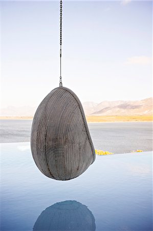 piscine à débordement - Swing chair hanging on infinity pool in resort Photographie de stock - Premium Libres de Droits, Code: 6108-08725069