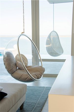 Swing chairs hanging in modern living room Foto de stock - Sin royalties Premium, Código: 6108-08725088