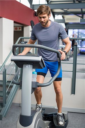 Man exercising legs using a resistance weight machine in the gym Photographie de stock - Premium Libres de Droits, Code: 6108-08725245