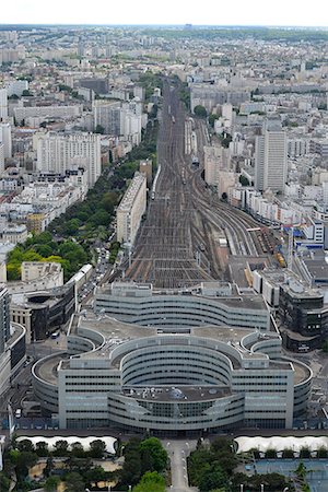 simsearch:6108-08841774,k - France, Paris, aerial view of the railroad tracks of the Montparnasse station, perspective effect Photographie de stock - Premium Libres de Droits, Code: 6108-08943356