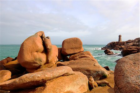 simsearch:6108-08943418,k - France, North-Western France, Brittany, Ploumanach, pink granite coast and the lighthouse in the background Photographie de stock - Premium Libres de Droits, Code: 6108-08943464