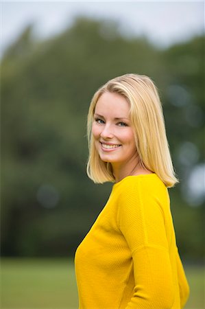 simsearch:6108-08943466,k - Portrait of a pretty blond woman in the park smiling at camera Stockbilder - Premium RF Lizenzfrei, Bildnummer: 6108-08943404