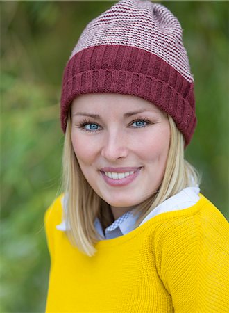 simsearch:6108-08636969,k - Portrait of a blonde woman in park smiling at camera Fotografie stock - Premium Royalty-Free, Codice: 6108-08943410