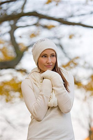 simsearch:6108-08943466,k - Portrait of a beautiful young woman in the park in Autumn Stockbilder - Premium RF Lizenzfrei, Bildnummer: 6108-08908953