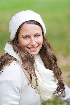 simsearch:6108-08943515,k - Portrait of a content woman smiling at camera in the park in Autumn Foto de stock - Sin royalties Premium, Código: 6108-08908923