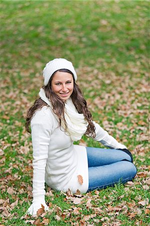 simsearch:6108-08943515,k - Portrait of a content woman leaning in the park in Autumn and smiling at camera Foto de stock - Sin royalties Premium, Código: 6108-08908921