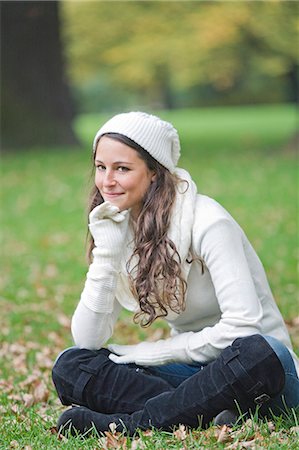 simsearch:6108-08943515,k - Portrait of a woman looking at camera sitting down in the Park Foto de stock - Sin royalties Premium, Código: 6108-08908924