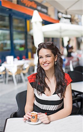 simsearch:6108-08909303,k - Portrait of a woman having a coffee outdoor smiling Stockbilder - Premium RF Lizenzfrei, Bildnummer: 6108-08909069