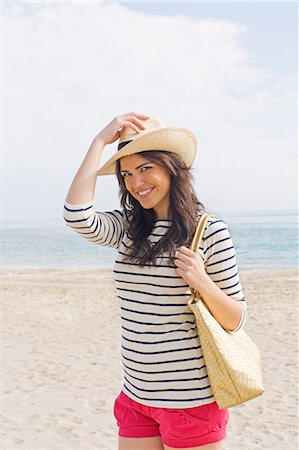 simsearch:6108-08909025,k - Portrait of a young brunette woman arriving at the beach Photographie de stock - Premium Libres de Droits, Code: 6108-08909073