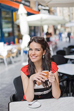 simsearch:6108-08909303,k - Portrait of a woman having a coffee outdoor smiling at camera Stockbilder - Premium RF Lizenzfrei, Bildnummer: 6108-08909070