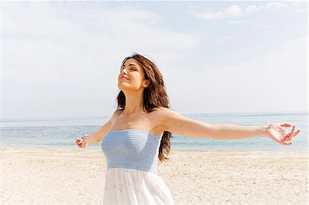 simsearch:6108-05866609,k - Brunette beautiful woman breathing by the sea Foto de stock - Sin royalties Premium, Código: 6108-08909079