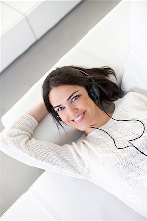 simsearch:400-07916242,k - Pretty woman with headphones on the sofa Foto de stock - Sin royalties Premium, Código: 6108-08909148