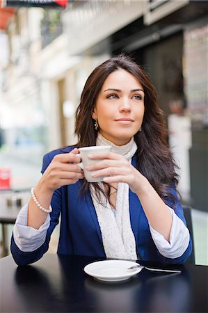 simsearch:6108-08909303,k - Portrait of a pretty brunette woman having a coffee outdoor smiling Stockbilder - Premium RF Lizenzfrei, Bildnummer: 6108-08909279