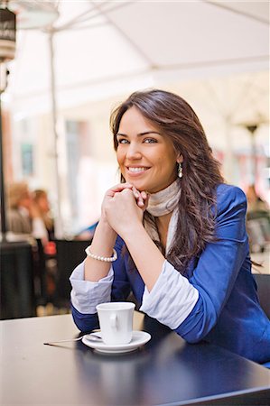 simsearch:6108-08909303,k - Pretty woman enjoying a coffee in a Cafe, smiling at camera Stockbilder - Premium RF Lizenzfrei, Bildnummer: 6108-08909282