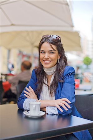 simsearch:6108-08909303,k - Portrait of a pretty brunette woman having a coffee outdoor smiling Stockbilder - Premium RF Lizenzfrei, Bildnummer: 6108-08909286