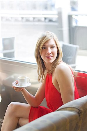simsearch:6108-08909303,k - Portrait of a pretty blonde woman in a Cafe looking at someone Stockbilder - Premium RF Lizenzfrei, Bildnummer: 6108-08909302
