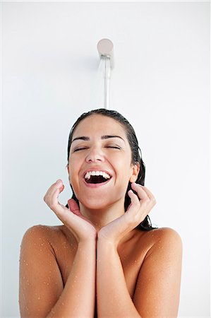 douche - Pretty brunette woman enjoying a shower Photographie de stock - Premium Libres de Droits, Code: 6108-08909545