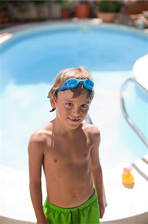 Portrait of a cute blond boy with swimming-goggles in the pool Foto de stock - Sin royalties Premium, Código: 6108-08909526