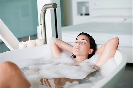 simsearch:6108-08909555,k - Young pretty brunette woman enjoying a bath Foto de stock - Sin royalties Premium, Código: 6108-08909618