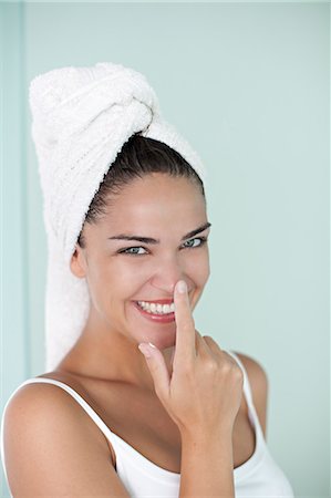 dermatologie - Brunette woman applying anti wrinkle cream after the shower Photographie de stock - Premium Libres de Droits, Code: 6108-08909631