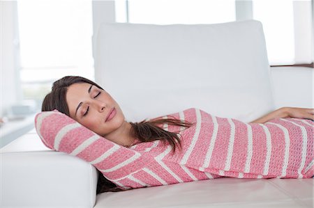 Relaxed brunette woman lying down on the sofa Stockbilder - Premium RF Lizenzfrei, Bildnummer: 6108-08909763