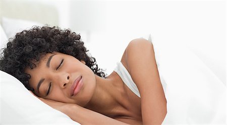 ruhen - Schwarze behaarte Frau friedlich schlafend im Bett weiß Stockbilder - Premium RF Lizenzfrei, Bildnummer: 6109-06002878