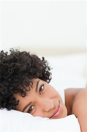 simsearch:6109-06002938,k - Portrait d'une belle femme allongée sur son lit sur fond blanc Photographie de stock - Premium Libres de Droits, Code: 6109-06002939