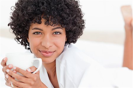 simsearch:6109-06002938,k - Femme tenant une tasse de café en position couchée sur son lit Photographie de stock - Premium Libres de Droits, Code: 6109-06003008