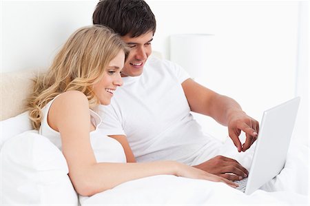 simsearch:6109-06003225,k - Ein Mann und eine Frau im Bett sehen den Laptop und wie der Mann etwas Lächeln, Stockbilder - Premium RF Lizenzfrei, Bildnummer: 6109-06003262